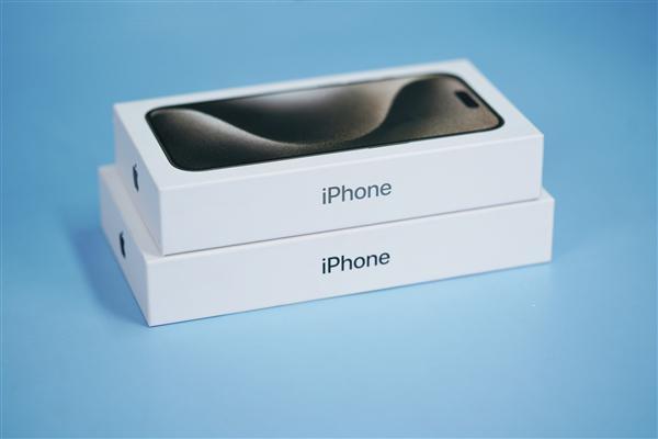 苹果新CEO上任首日！新iPhone被曝恢复赠送充电头、有线耳机 官方回应